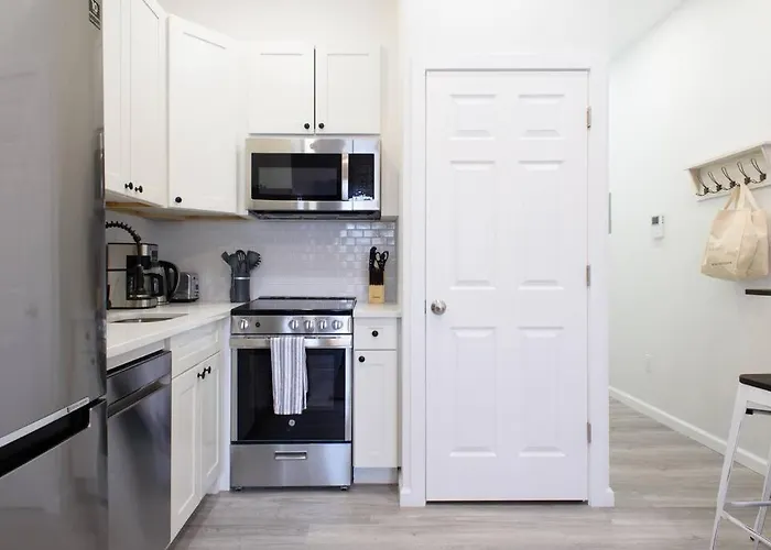 240-14 New Studio Prime Location W&D In Unit