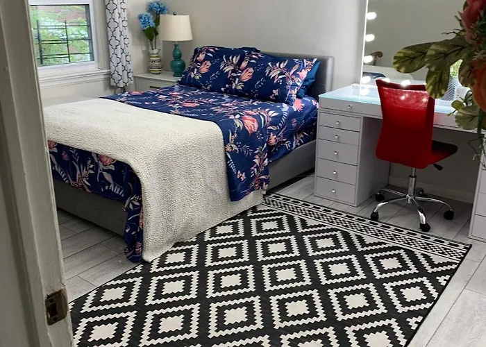 Cheerful 2 Bed Rooms Apartment In Heart Of Queens
