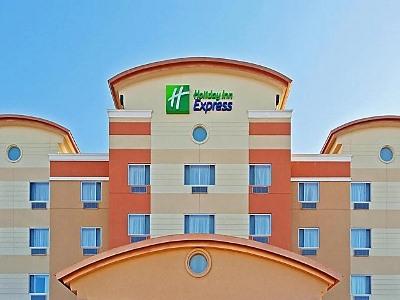 Express Maspeth By Ihg Hotel New York