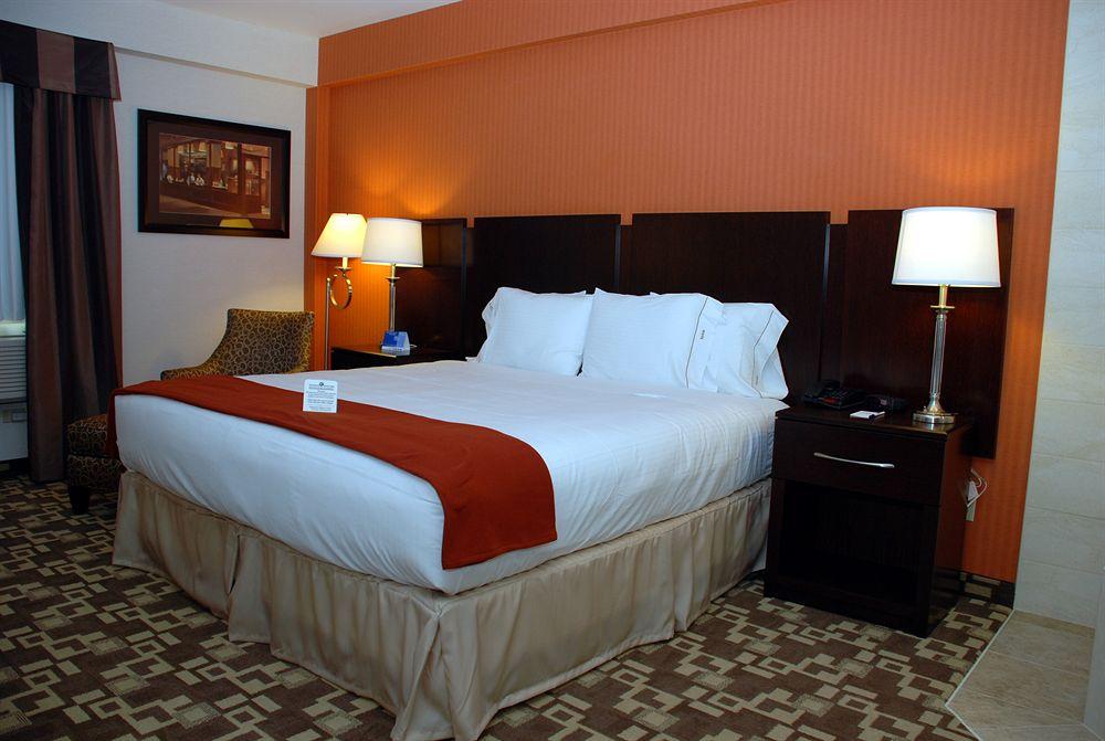 Express Maspeth By Ihg Hotel 2*