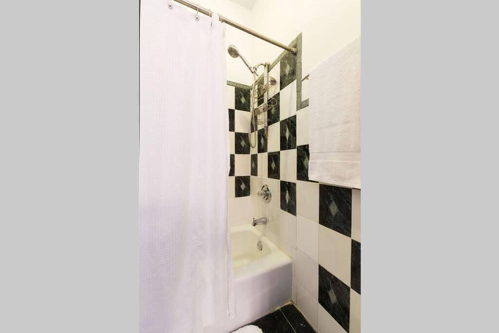 4 Bedroom Nyc Apartment *