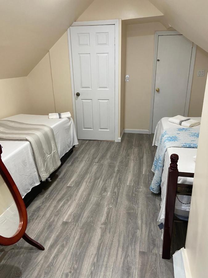 A In Queens Guest house *