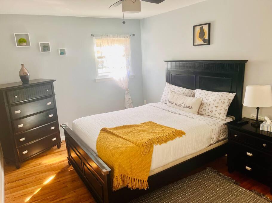 Apartment Vee's Nest- Cozy 3 Bedroom With Parking *