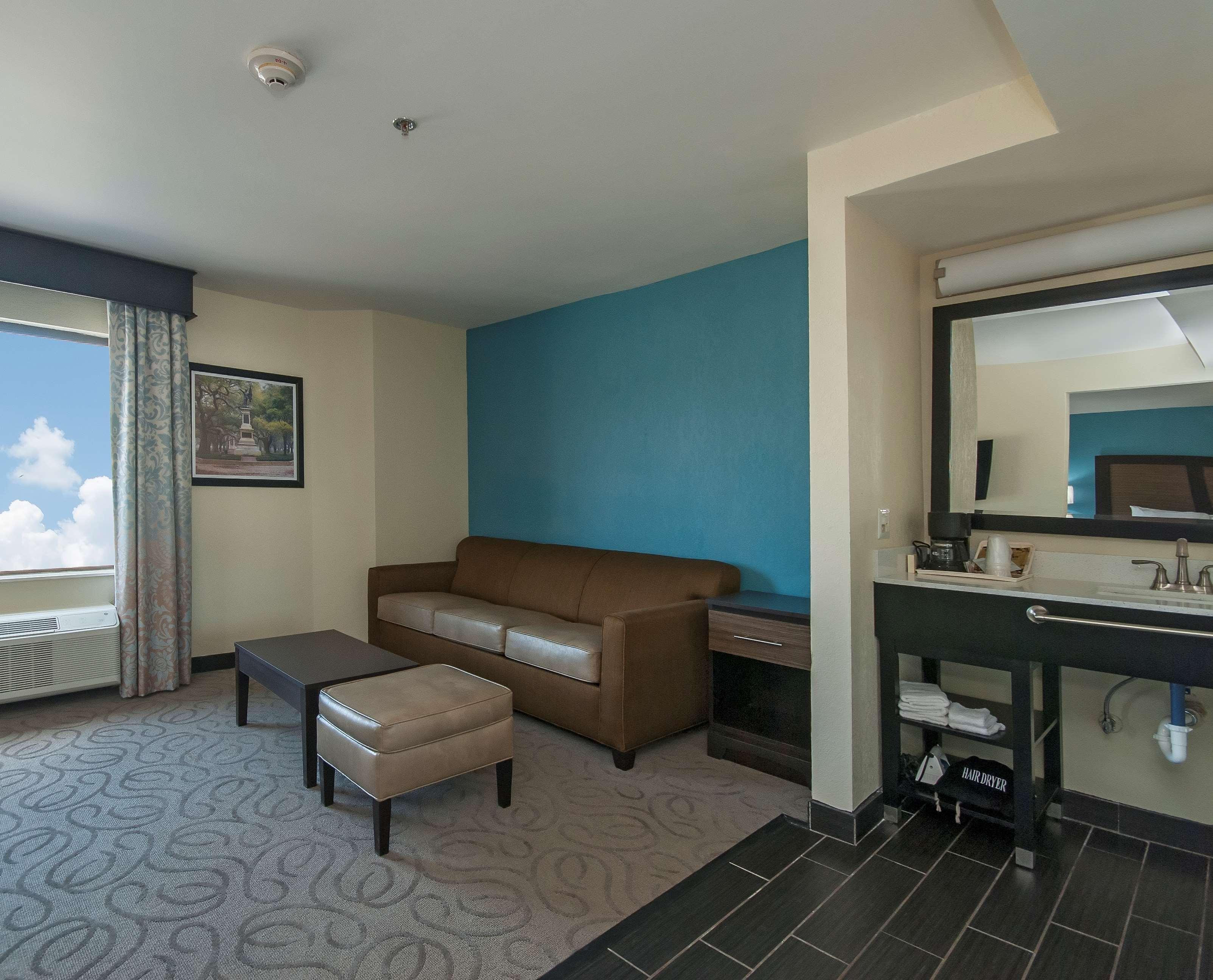 Western Queens Gold Coast Hotel