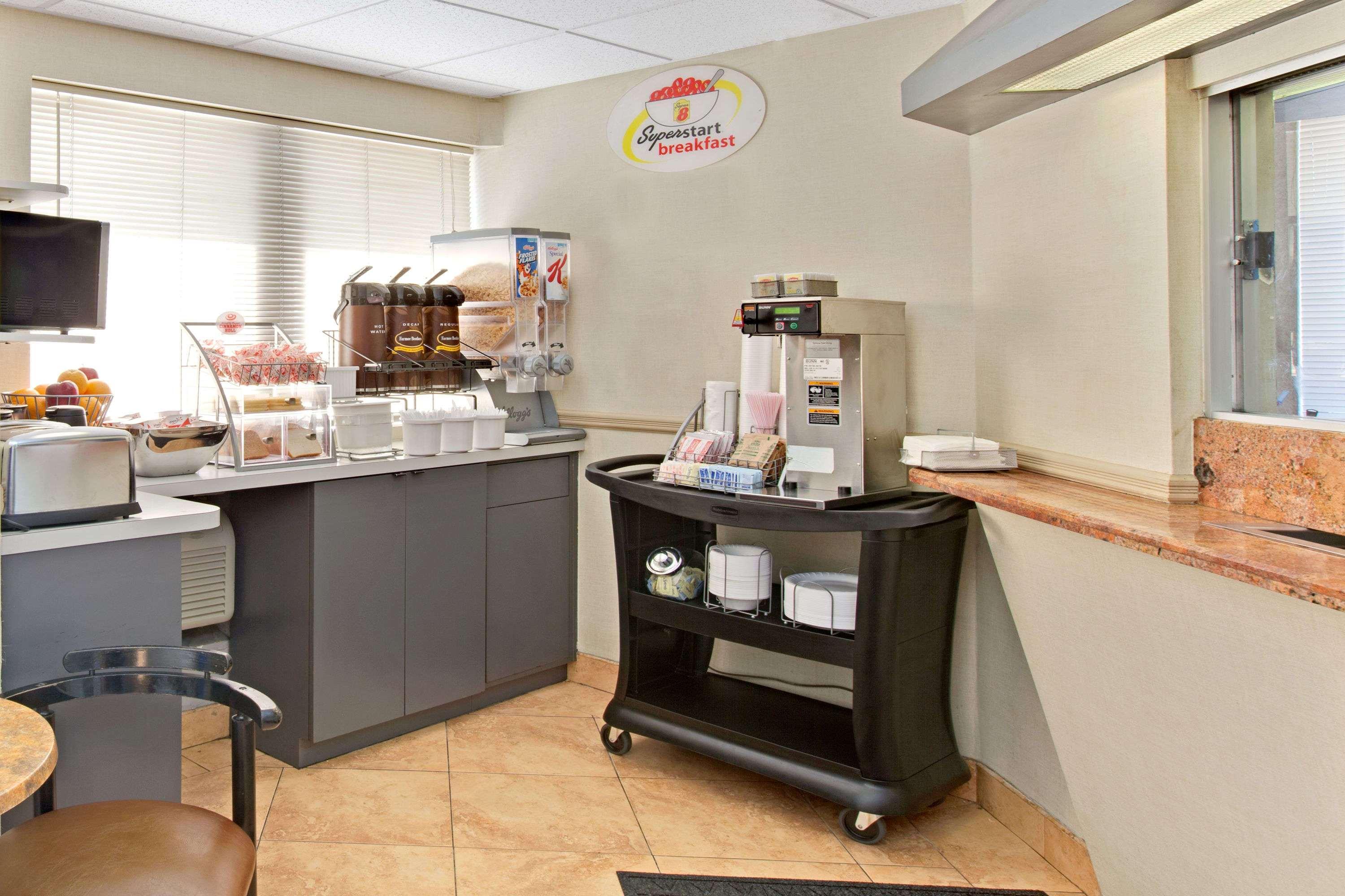Super 8 By Wyndham Long Island Lga Hotel