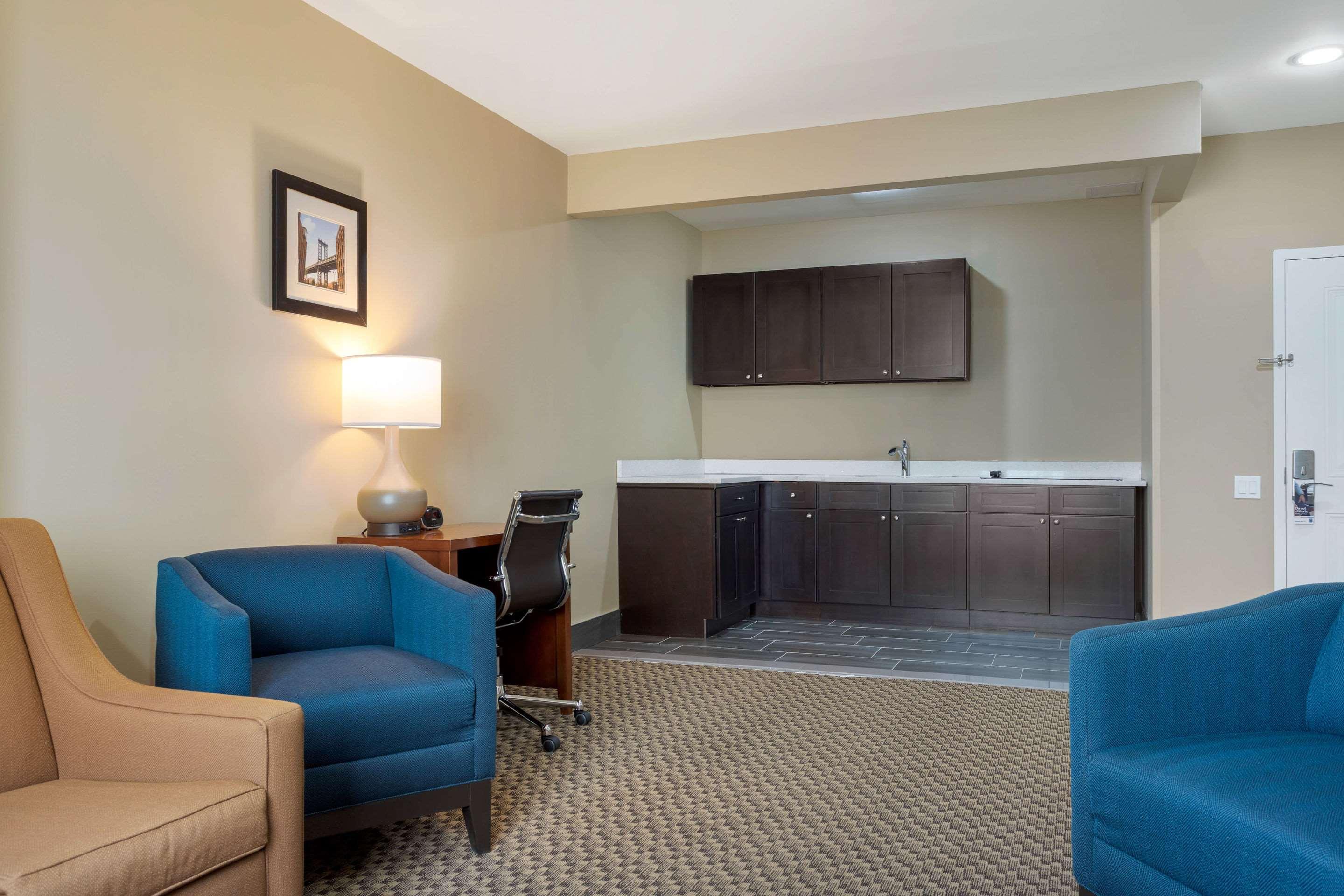 Hotel Comfort & Near Jfk Air Train 3*
