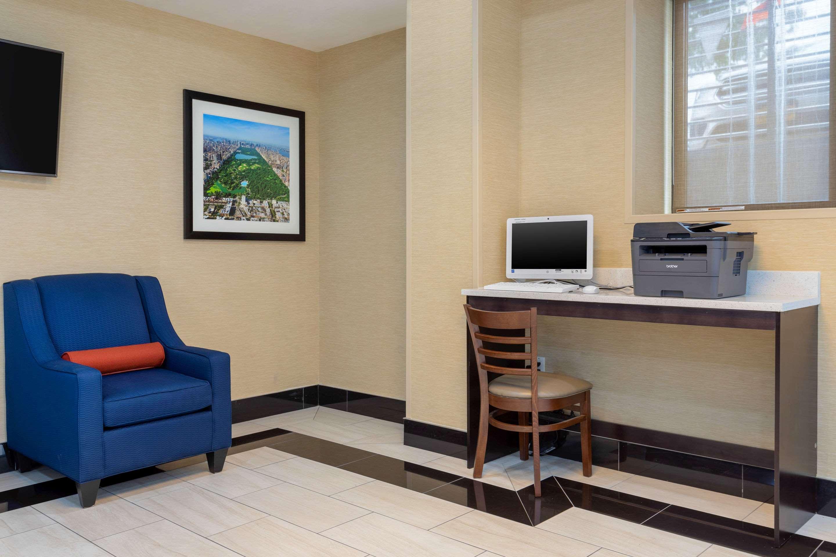 Hotel Comfort & Near Jfk Air Train 3*