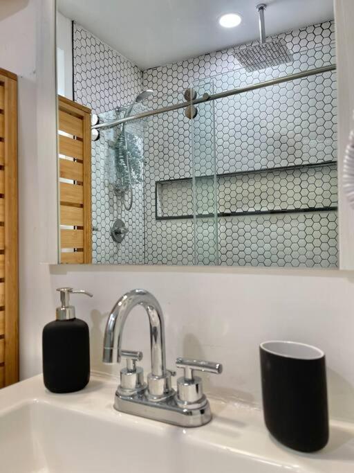 Derive Stays - Affordable Brooklyn Apt. W/ Balcony *