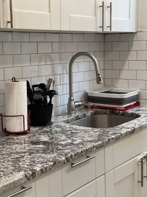 Derive Stays - Affordable Brooklyn Apt. W/ Balcony * New York