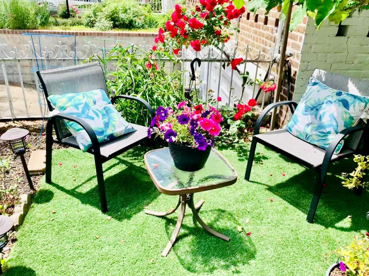 Lga Airport 3 Mins, 3 Bedroom Duplex House, Parking And Private Backyard, 9mins Subway! Holiday home *