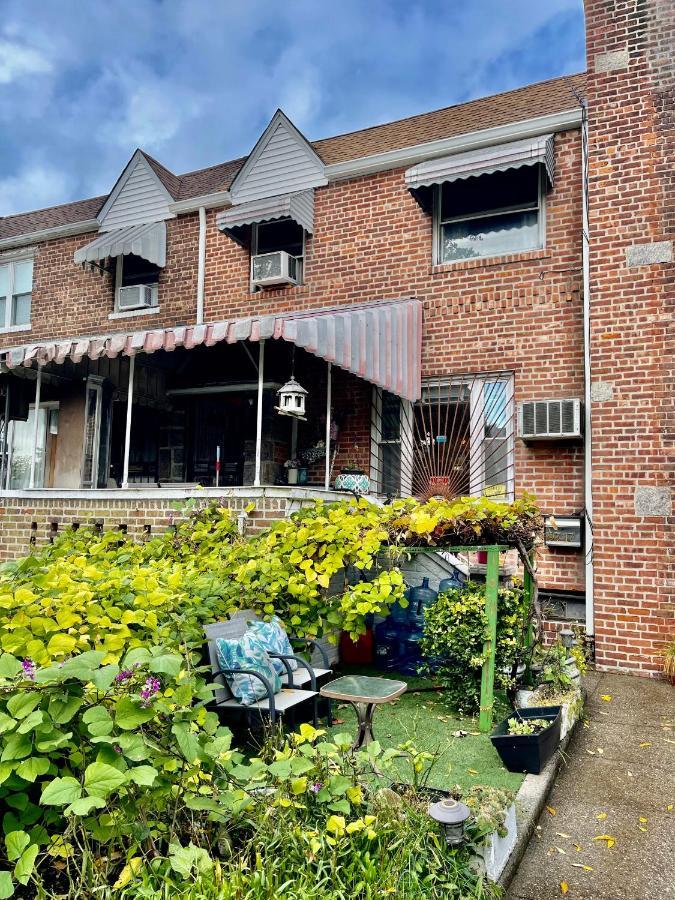 Lga Airport 3 Mins, 3 Bedroom Duplex House, Parking And Private Backyard, 9mins Subway! Holiday home *