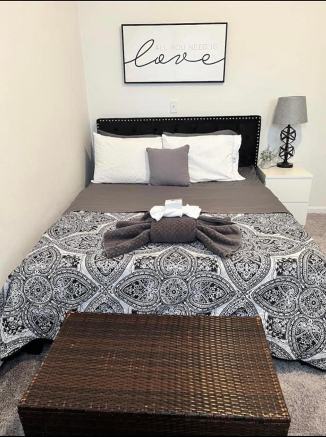 Brooklyn Golden Palace Apartment