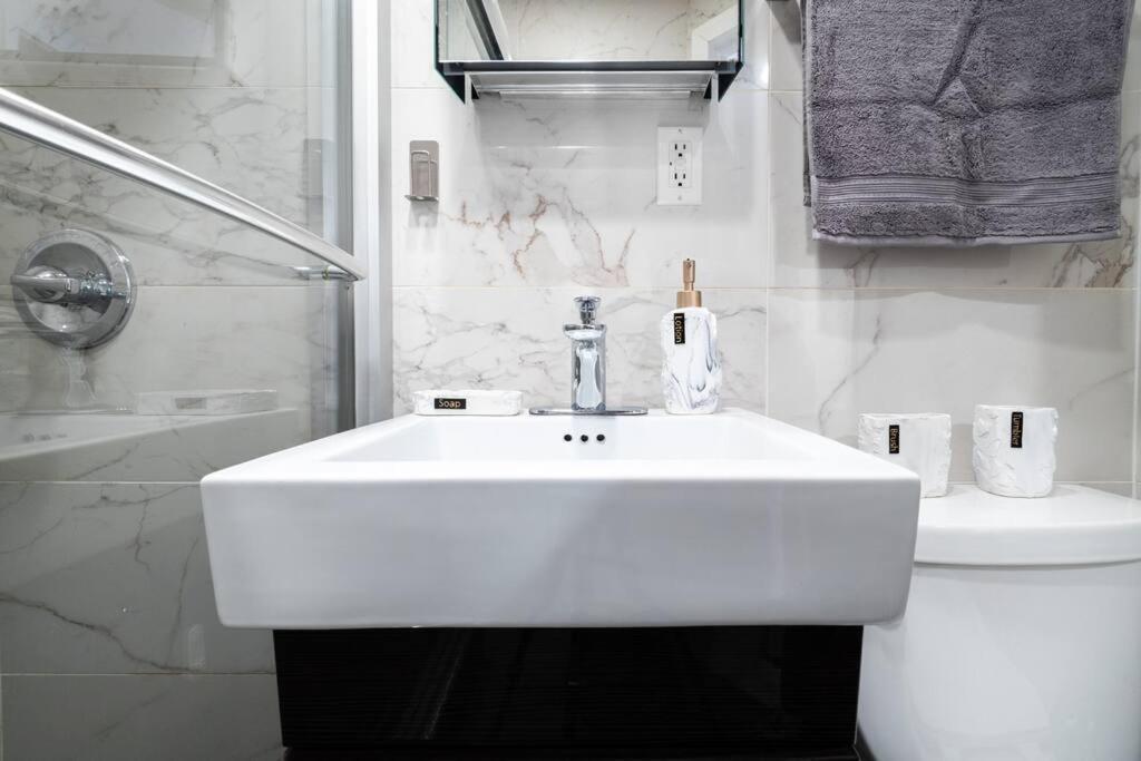 Apartment 69-3c Stylish Lower East East 1br Brand New