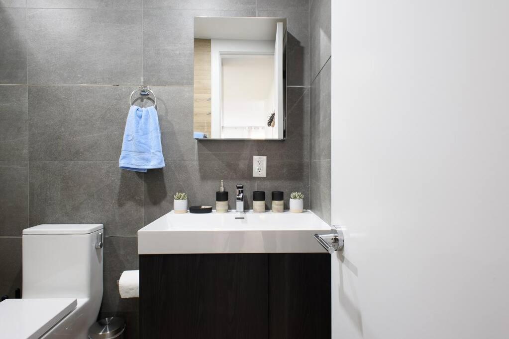 1597-8 Luxury Upper East Side W&d New York