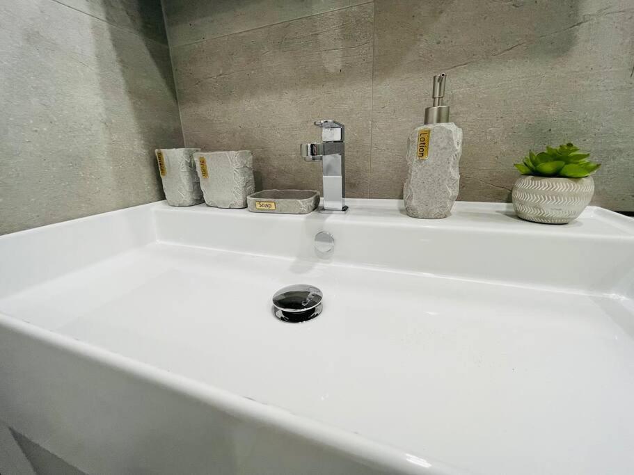 78-3a Luxury Brand New Modern 1br W&d * New York