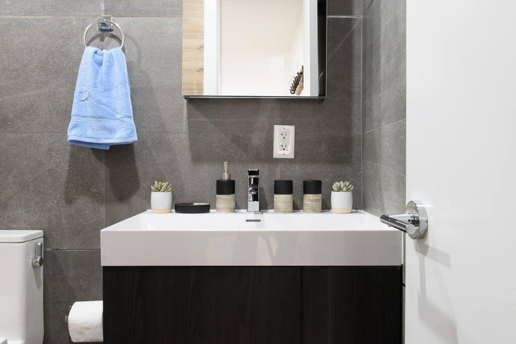1597-8 Luxury Upper East Side W&d * New York