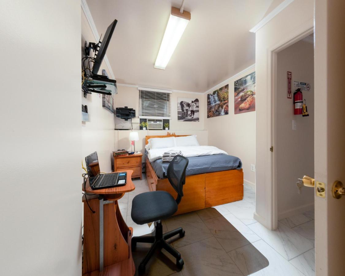 Booking.com Exxlusive: Fully Furnished One Bedroom Entire With Full Size Bed. For One Person Or Couple, Soulmate Positive Friendship Apartment *