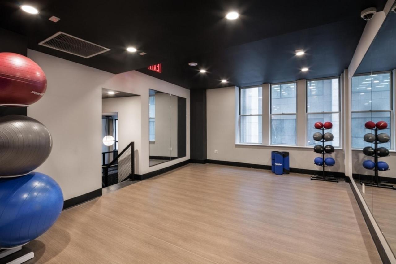 Fidi 1br W Residents Bar Golf Simulator Gym Nyc-270