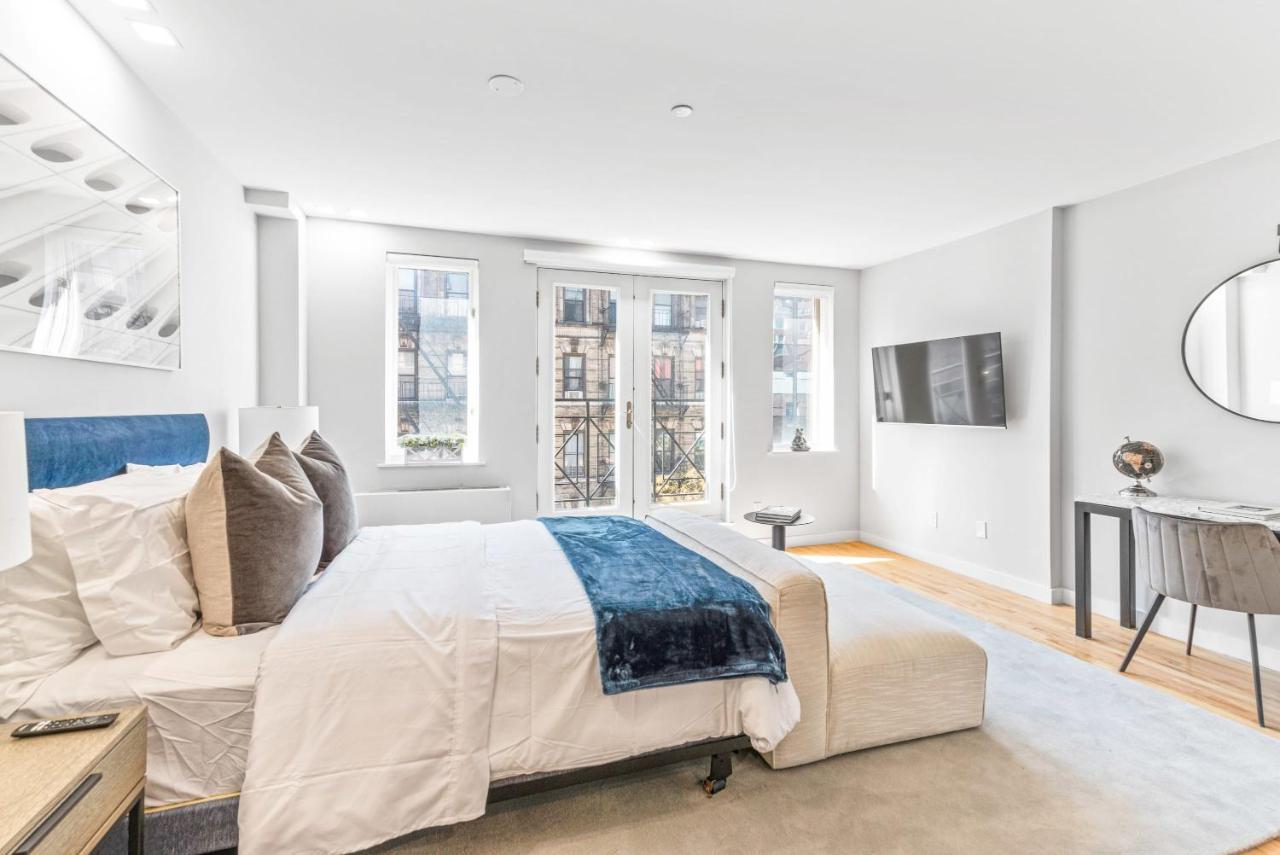 Modern Studio With Charming Juliet Balcony In Upper East Side Holiday home