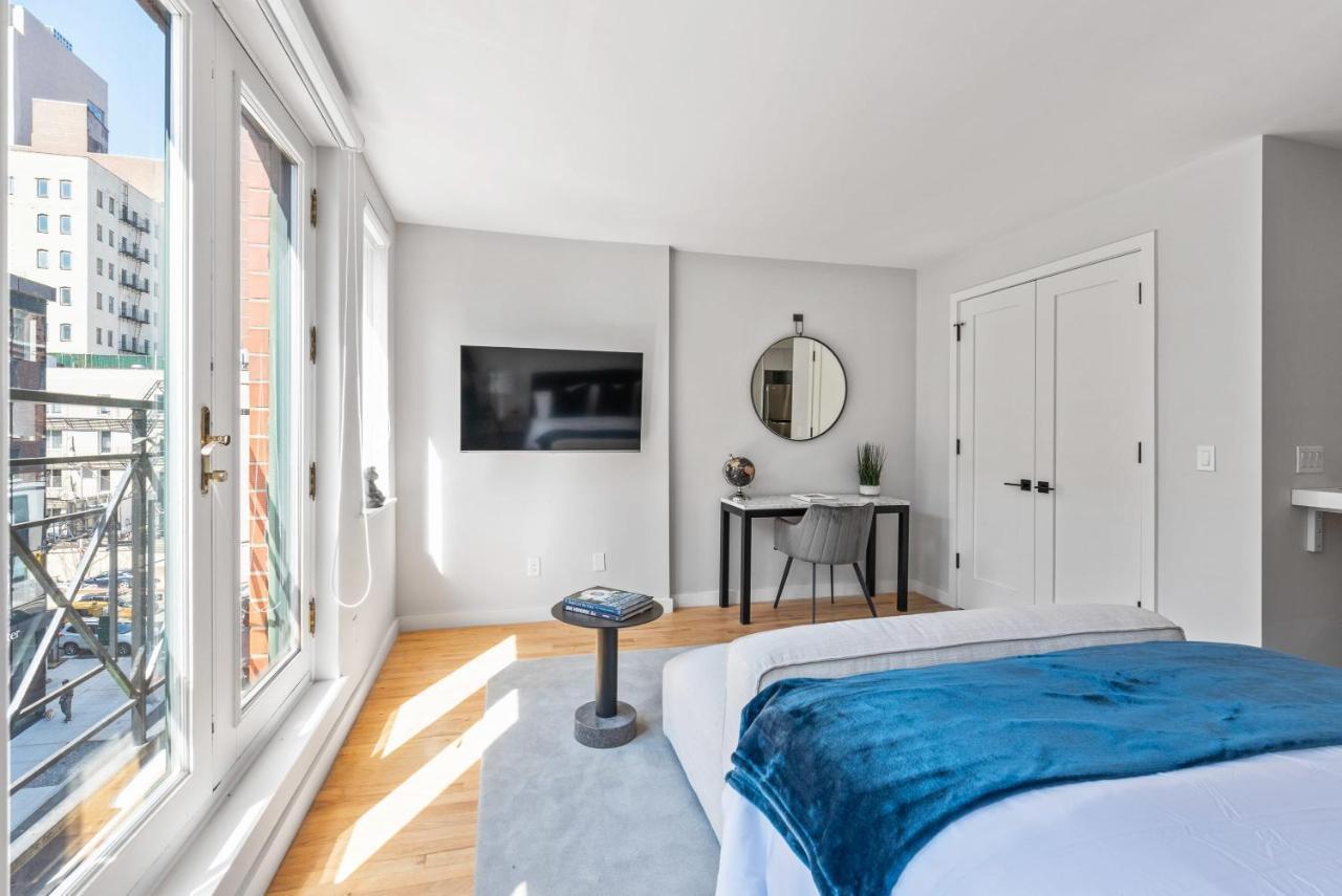 Holiday home Modern Studio With Charming Juliet Balcony In Upper East Side New York