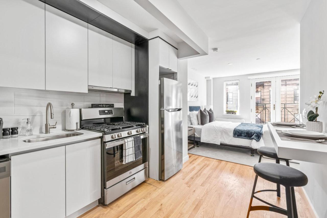 Modern Studio With Charming Juliet Balcony In Upper East Side Holiday home New York