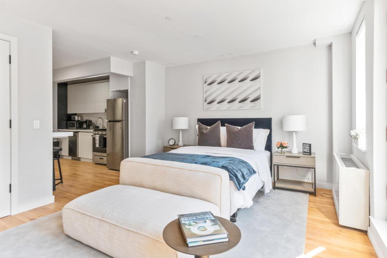 Modern Studio With Charming Juliet Balcony In Upper East Side *