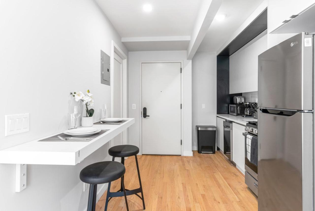 Modern Studio With Charming Juliet Balcony In Upper East Side Holiday home New York