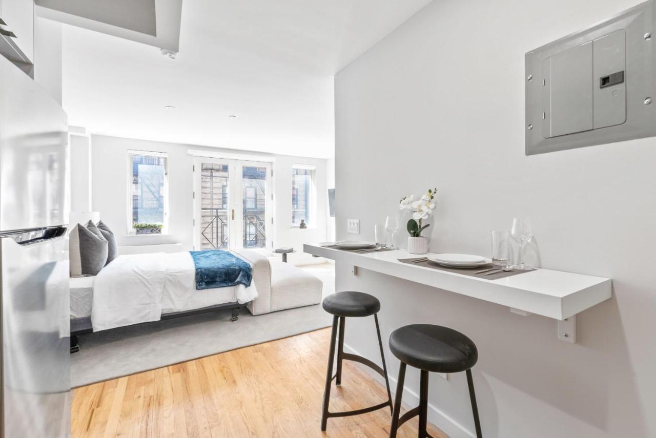 Holiday home Modern Studio With Charming Juliet Balcony In Upper East Side New York
