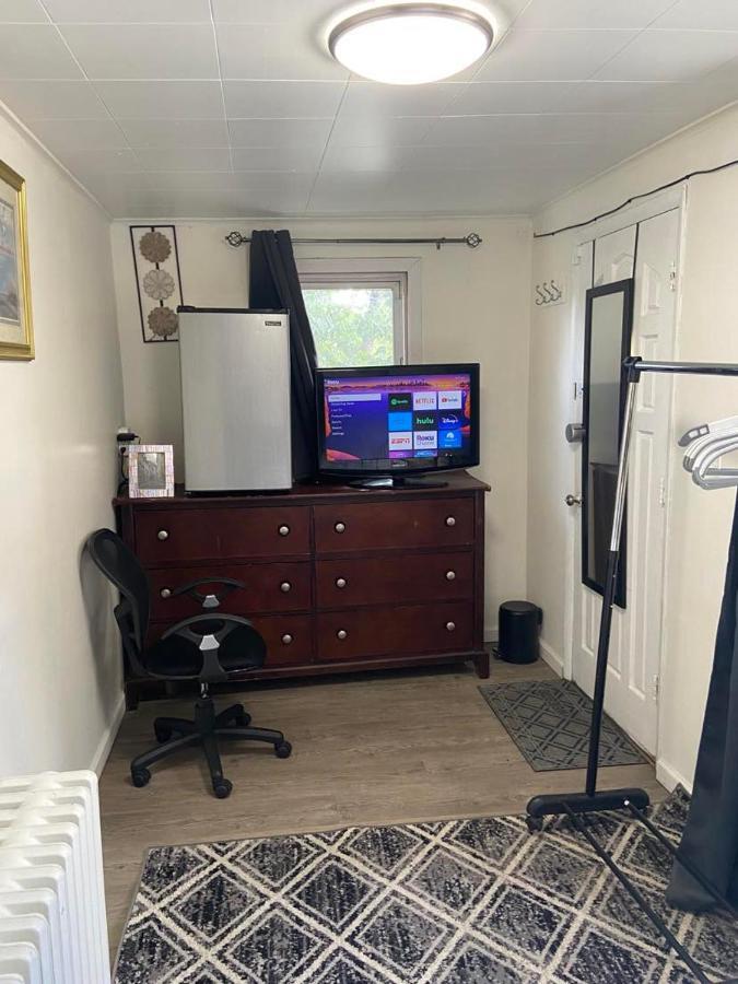 Cozzy With Private Entrance And Drive Way Homestay