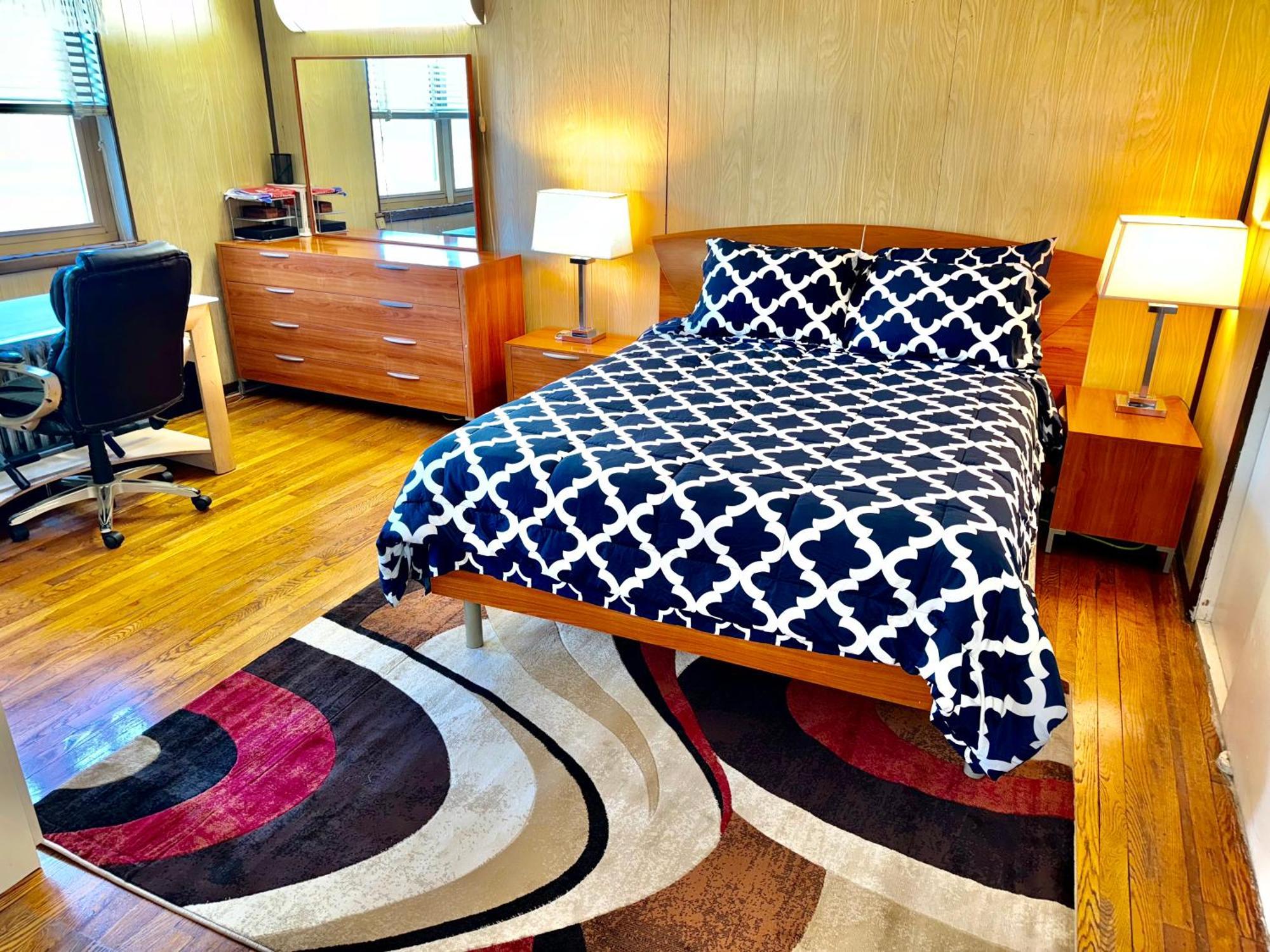 Lga Airport 3 Mins, 3 Bedroom Duplex House, Parking And Private Backyard, 9mins Subway! * New York
