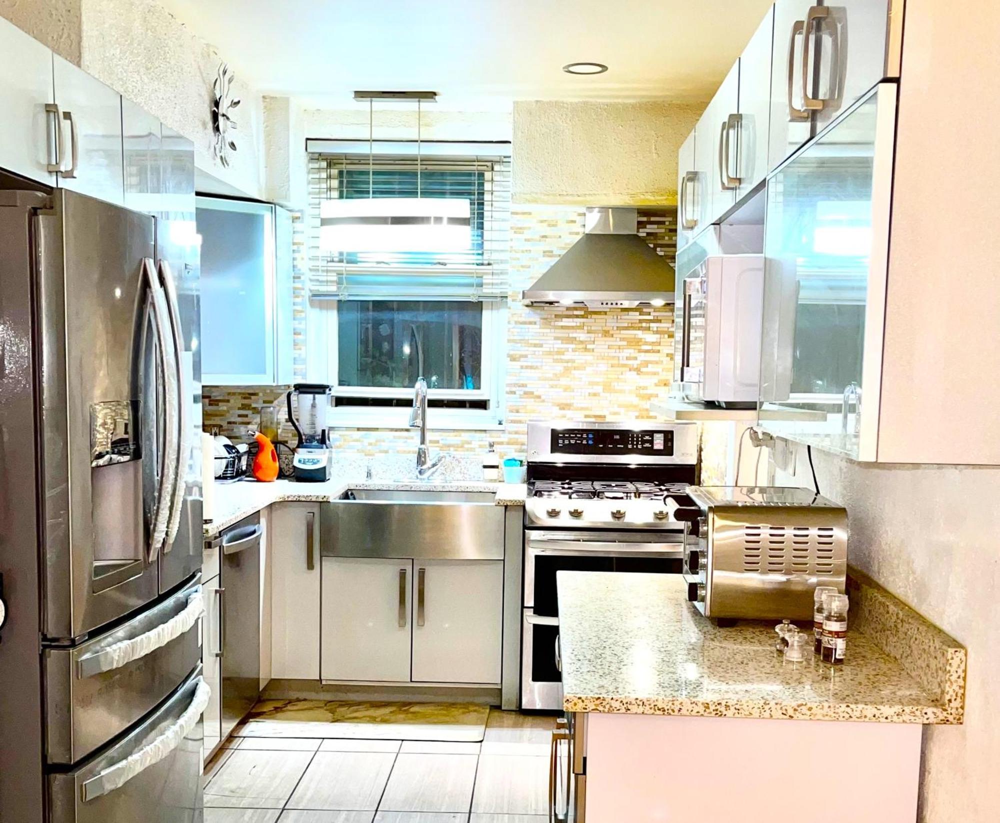 Lga Airport 3 Mins, 3 Bedroom Duplex House, Parking And Private Backyard, 9mins Subway! * New York