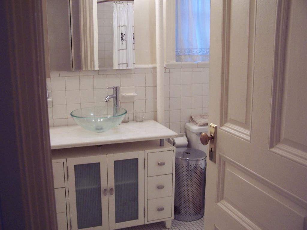 Brownstone Bed And No Breakfast Apartment *