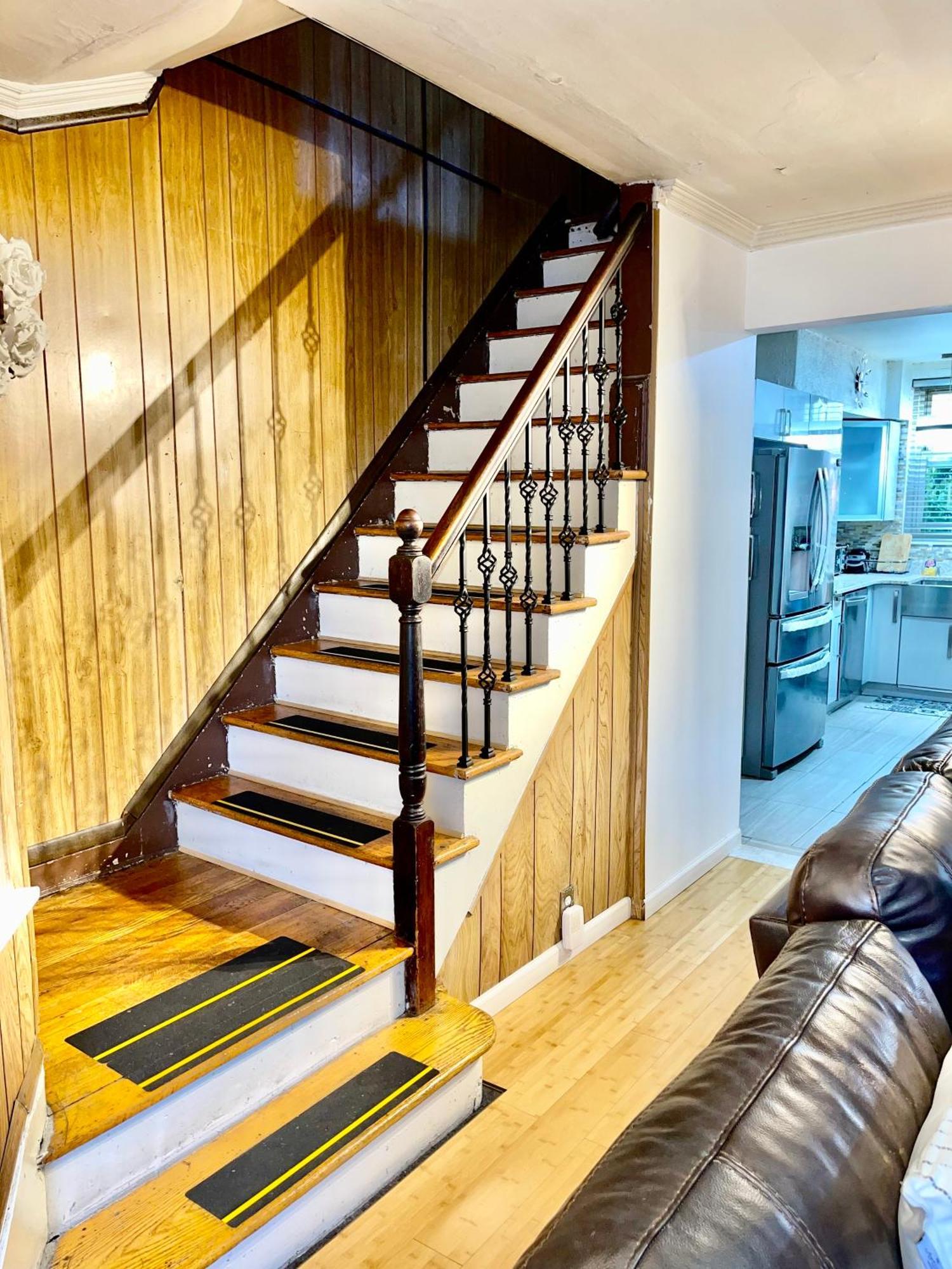 Holiday home Lga Airport 3 Mins, 3 Bedroom Duplex House, Parking And Private Backyard, 9mins Subway! New York