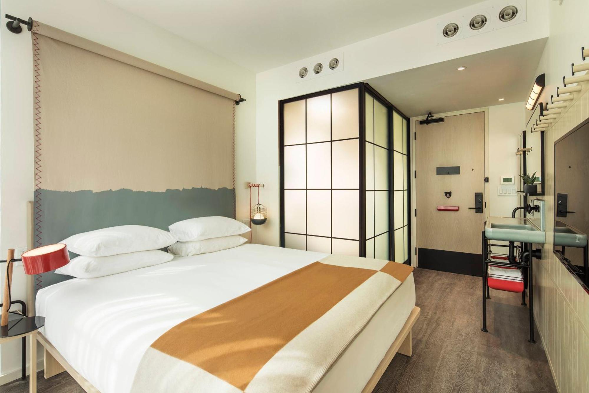 Moxy Nyc Chelsea Hotel