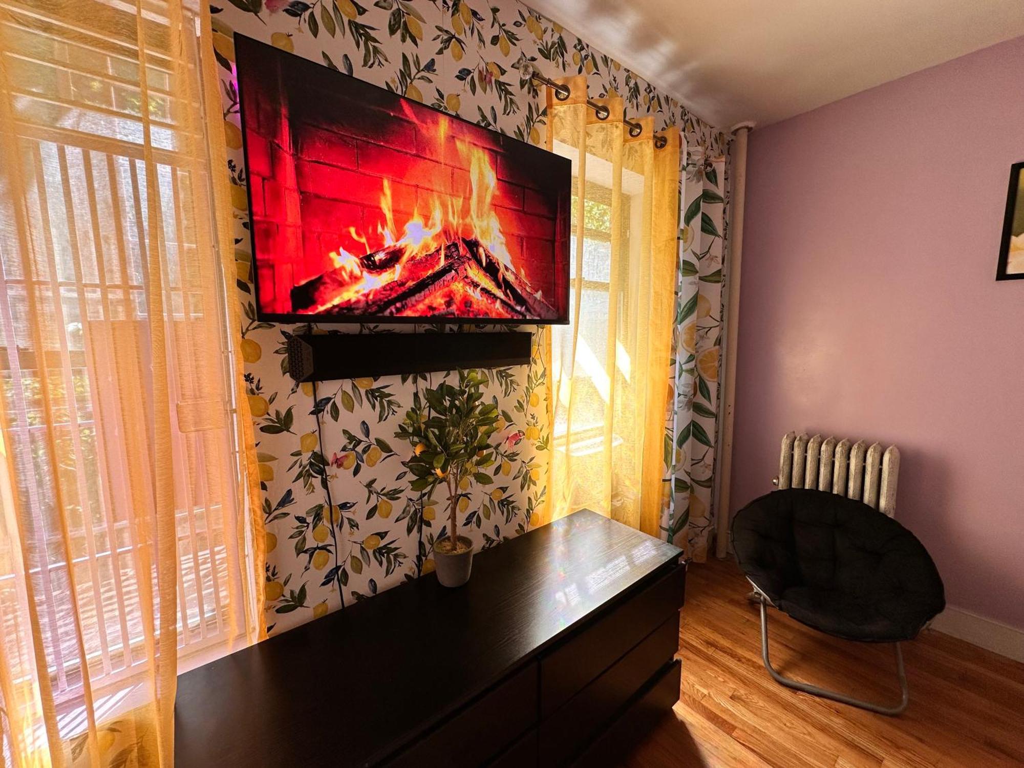 Lavender Queen Room Bright & Peaceful Stay In Central Harlem Apartment New York