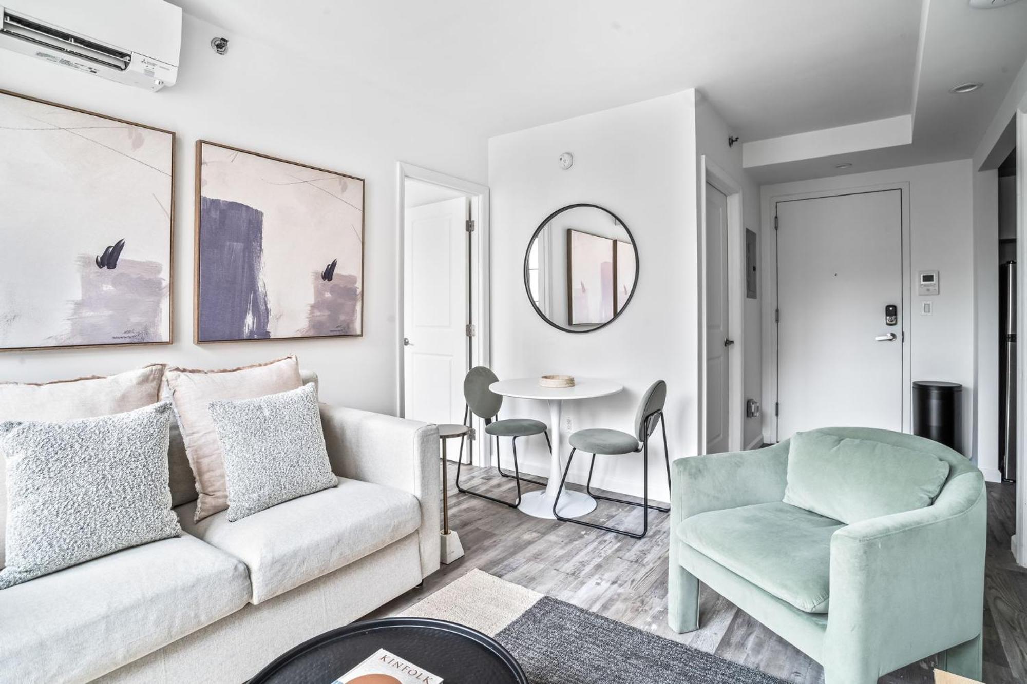 Modern 2-br With Southern Views Apartment