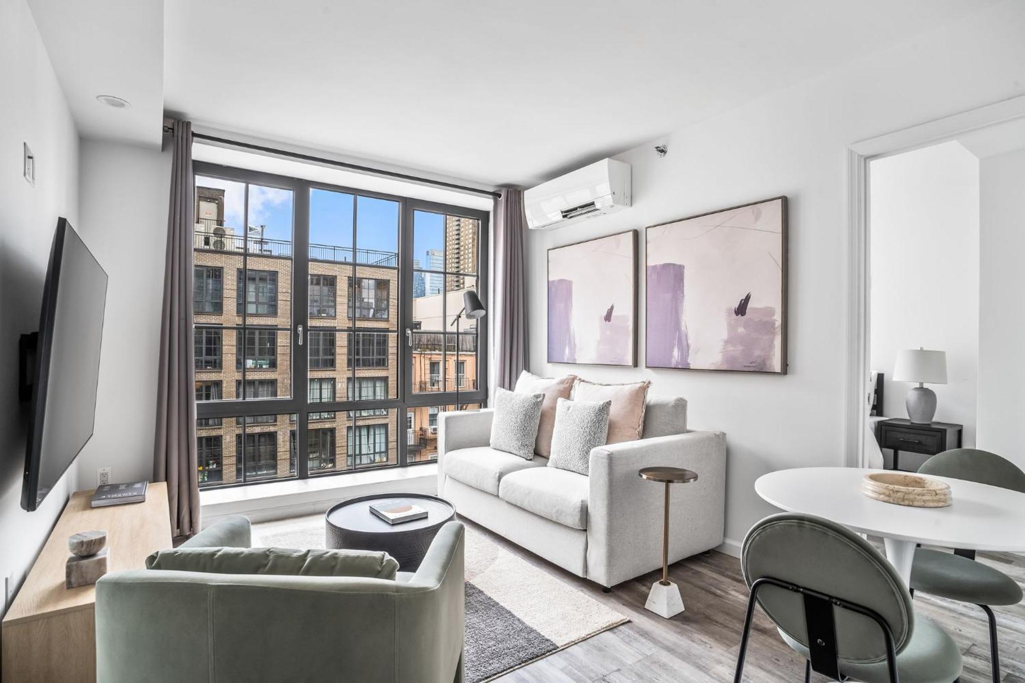 Modern 2-br With Southern Views Apartment *
