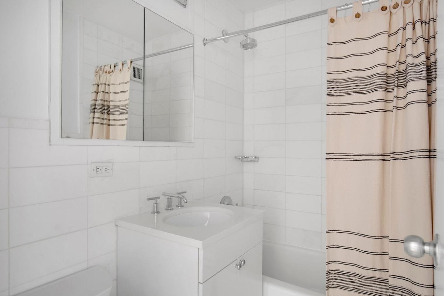 Midtown 1br W Gym Doorman Nr Grand Nyc-745 Apartment New York
