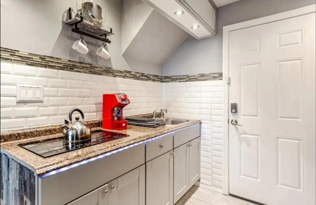 Apartment Summer Getaway In Brooklyn Private Room, Bath, Kitchen & Backyard