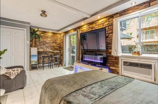 Apartment Summer Getaway In Brooklyn Private Room, Bath, Kitchen & Backyard *
