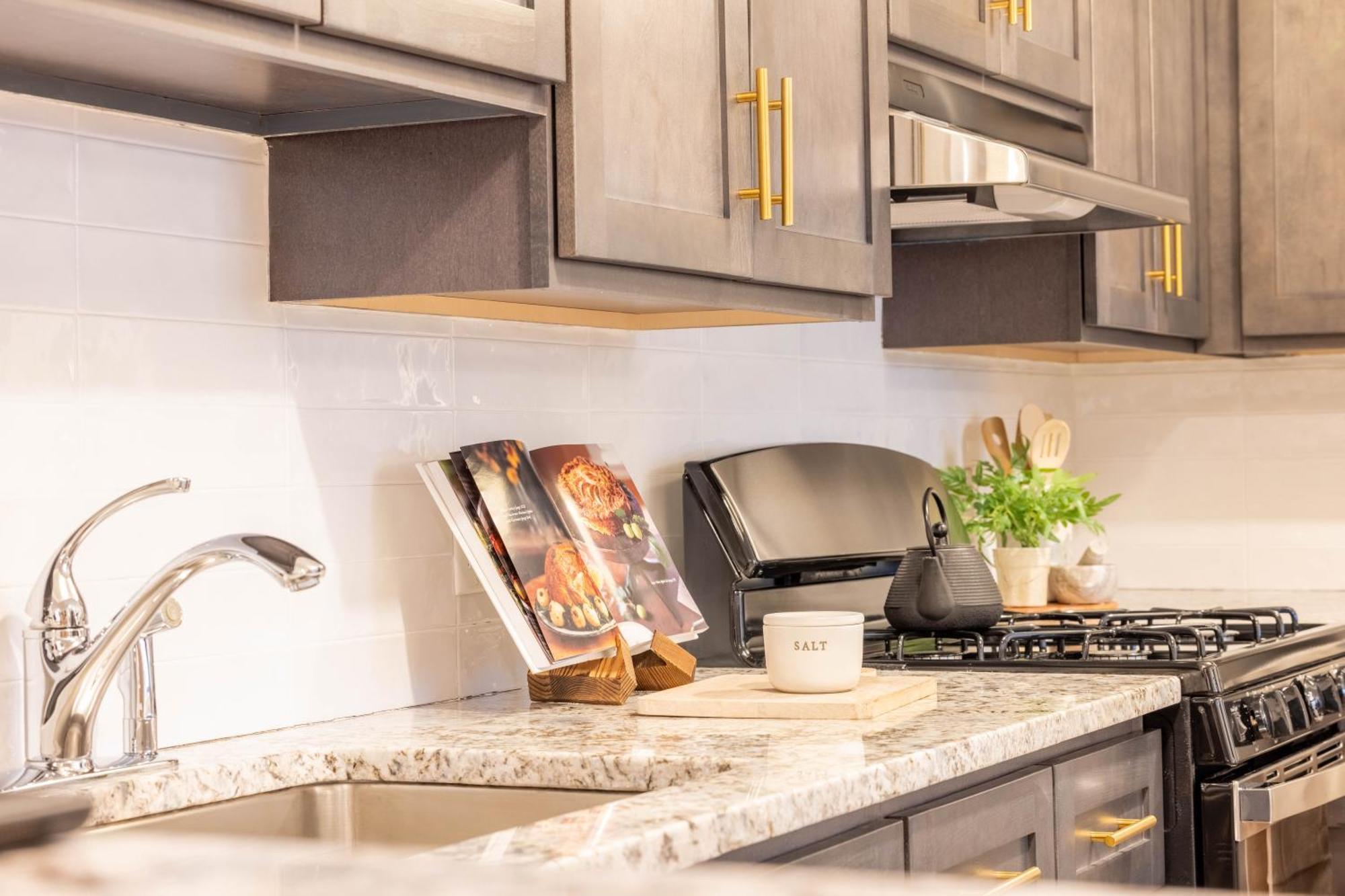 Apartment Designer For 6, Views, Near Times Square! New York