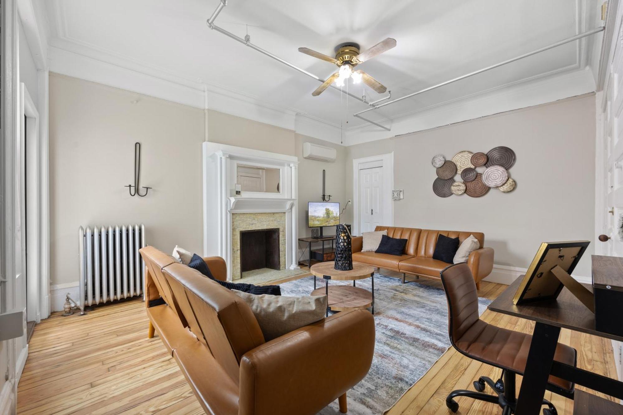 Holiday home Artful 3 Bdr And Private Patio Near Subway And Stadium At 