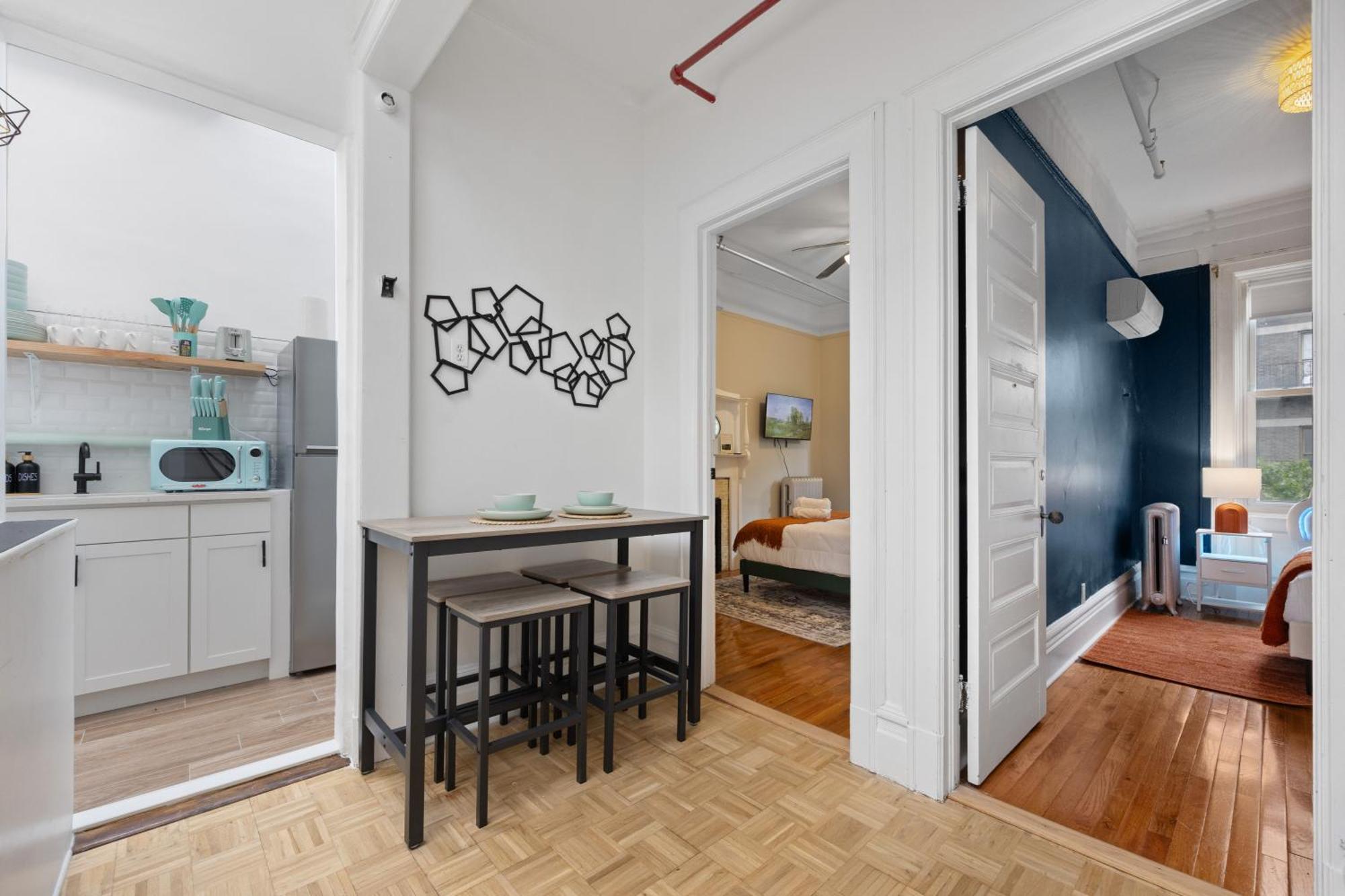 Holiday home Artful 3 Bdr And Private Patio Near Subway And Stadium At 