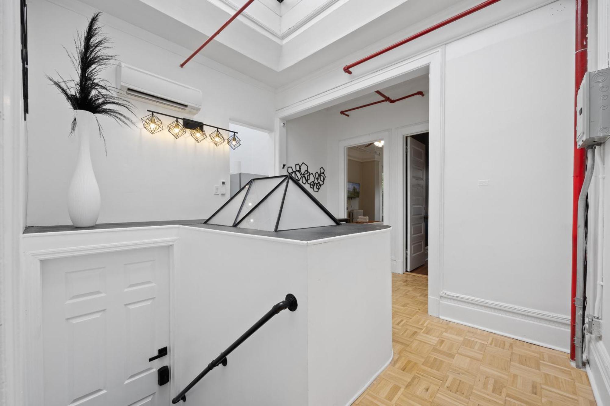 Holiday home Artful 3 Bdr And Private Patio Near Subway And Stadium At 