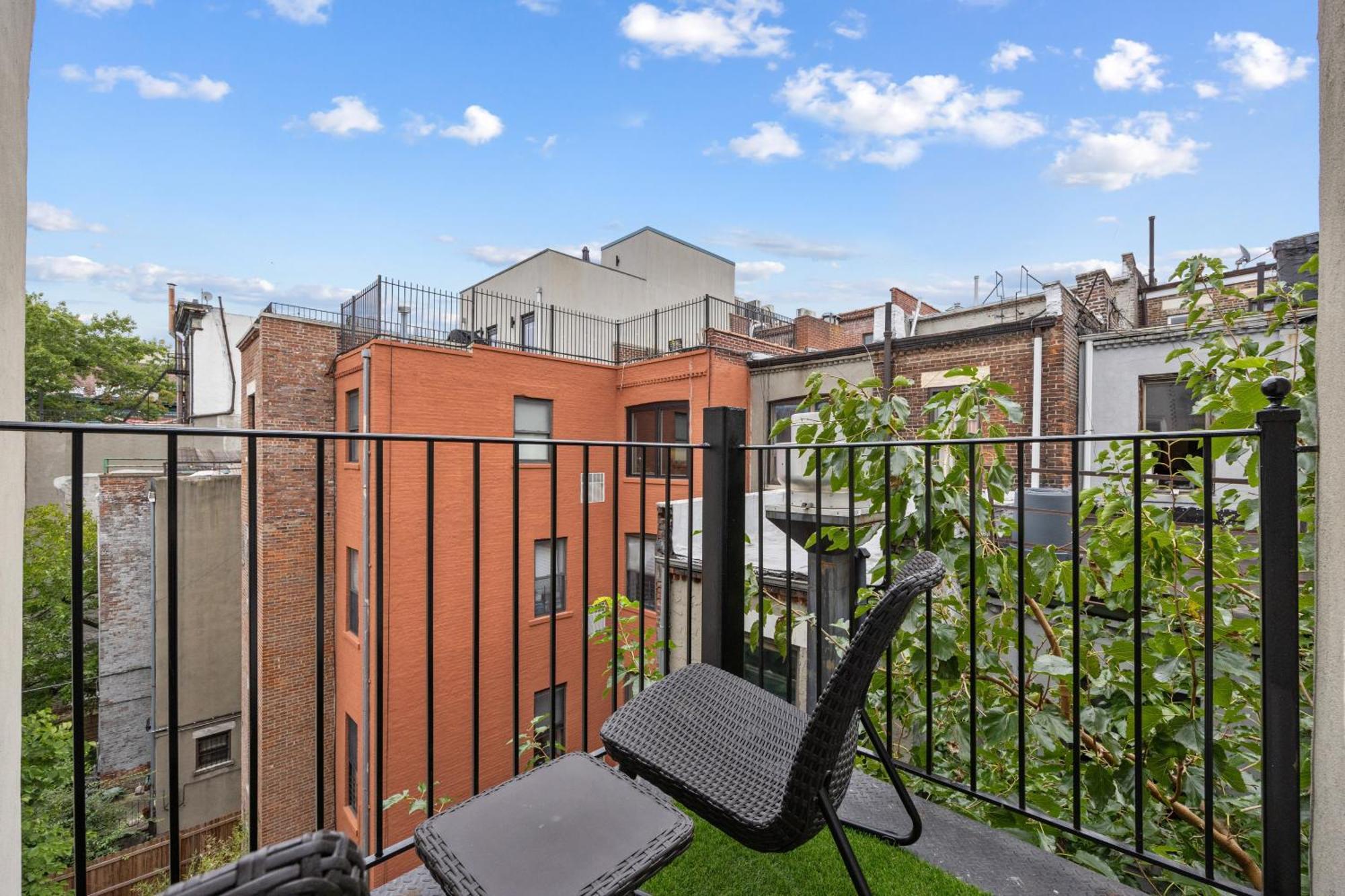 Holiday home Artful 3 Bdr And Private Patio Near Subway And Stadium At 