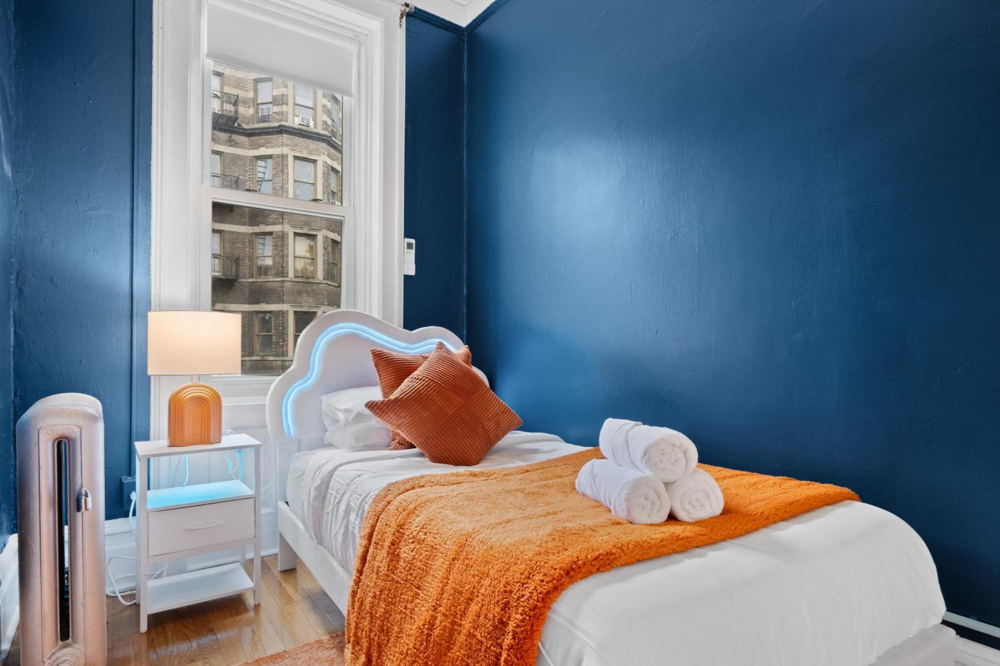 Holiday home Artful 3 Bdr And Private Patio Near Subway And Stadium At 