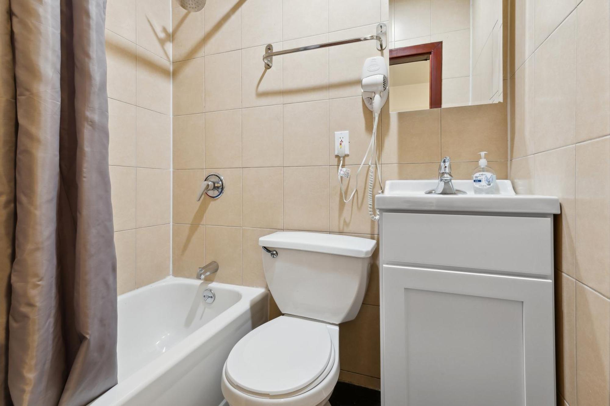 Prime Manhattan Location Family Friendly 2Br *