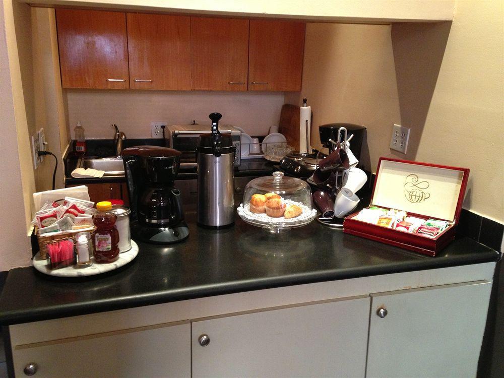 Colonial House Bed & Breakfast New York