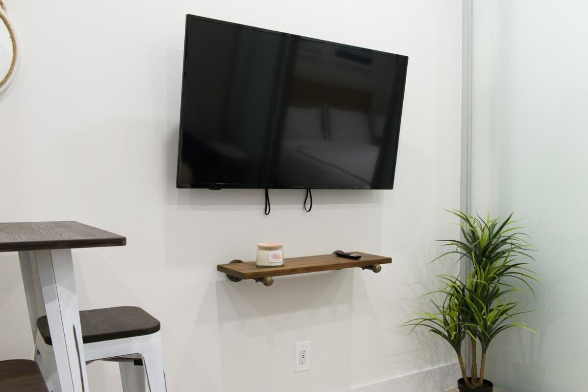 78-1b New 1br Prime Ues Wd In Unit *