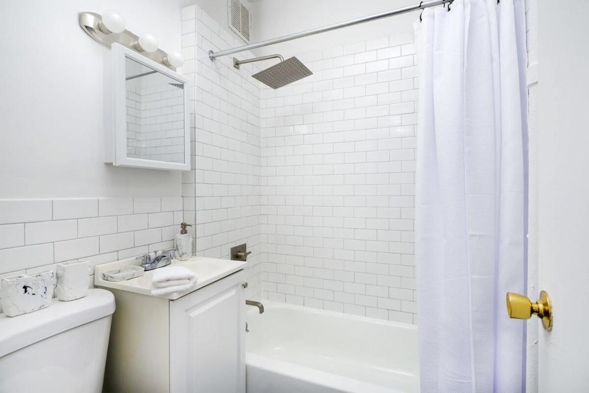 74-1c New With Private Outdoors - Gym Apartment